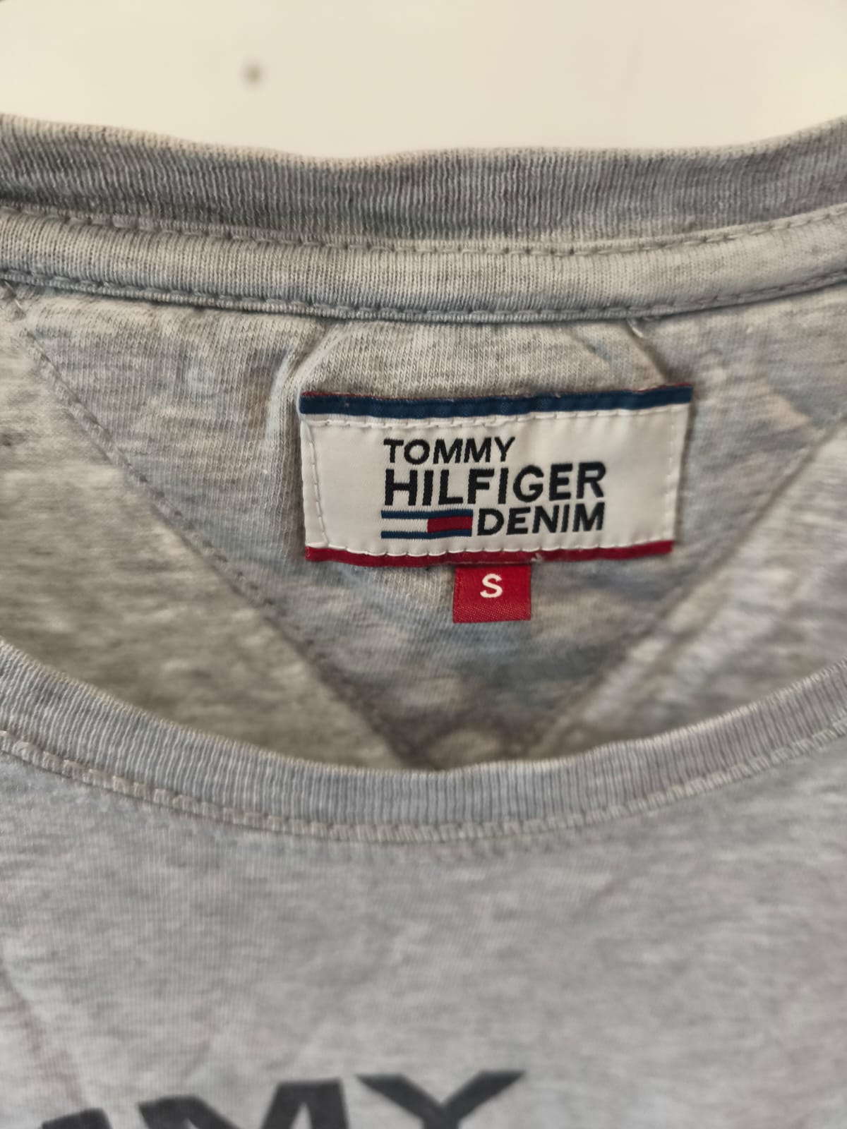 Tommy Hilfiger Denim Logo T-Shirt – Grey-S