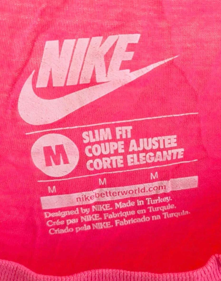 Nike Track & Field Slim Fit T-Shirt – Pink – M
