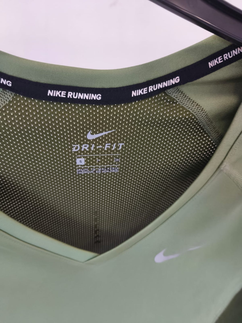 Nike Running Dri-FIT V-Neck T-Shirt – Olive Green-S