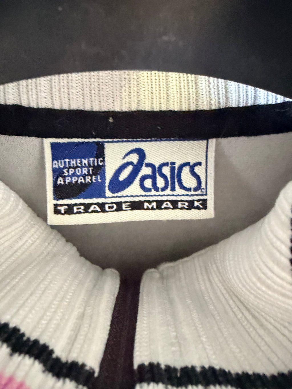 ASICS Γυναικεία Ζακέτα Φόρμας Μαύρη–Λευκή με Ροζ Λεπτομέρειες